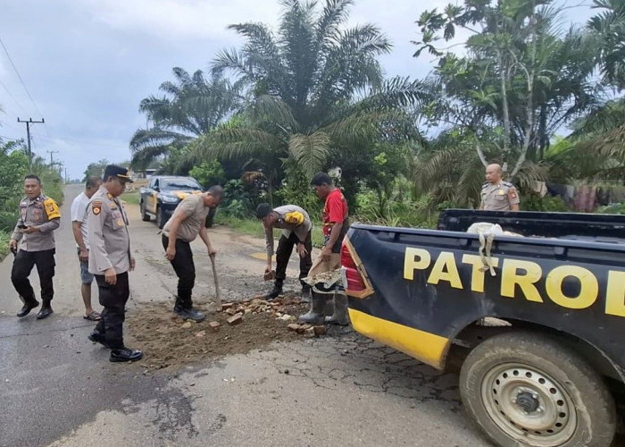 Banyak Pengendara Motor Kecelakaan, Polsek BTS Ulu Polres Musi Rawas Timbun Jalan Berlubang 