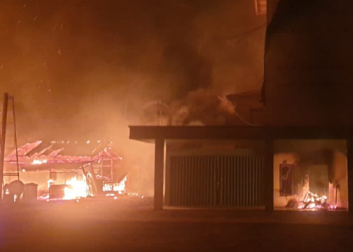 Rumah Terduga Pelaku Pembunuh Adik Bupati Muratara Dibakar
