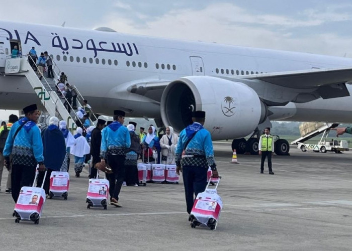 Sempat Delay 1 Jam, Kloter 1 Jemaah Haji OKU Timur Diberangkatkan dari Palembang