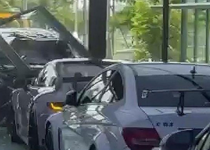 Heboh! Xpander Nyelonong Masuk Showroom Mobil Mewah, Tabrak Porsche Rp8,9 Miliar