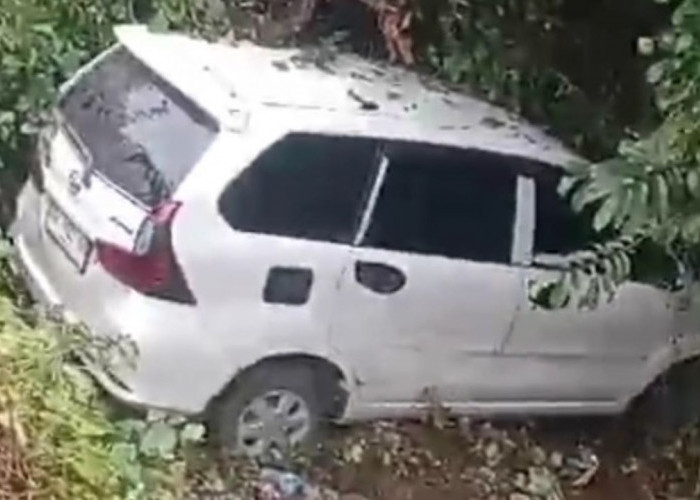 Mobil Xenia Terjun Bebas Dari Jembatan di Prabumulih, Sopir dan Penumpang Menghilang 