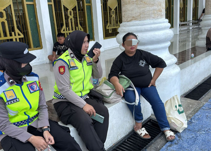 Ditinggal Suami Usai Salat Jumat di Masjid Agung Lubuk Linggau, Ibu Ini Dibantu Polwan