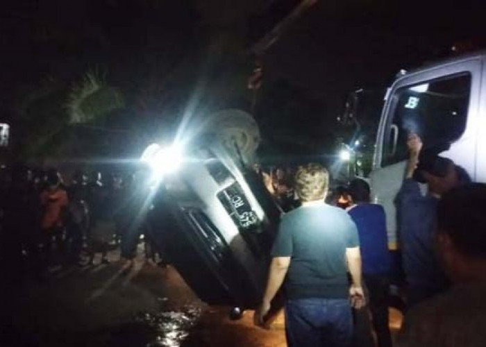 Mobil Xenia Tenggelam ke Waduk Perumahan Berhasil Dievakuasi