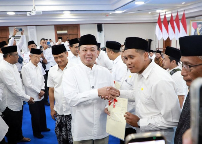 Menteri Nusron Serahkan 243 Sertipikat Tanah Wakaf di Jawa Tengah, Pastikan Kepastian Hukum Aset Umat