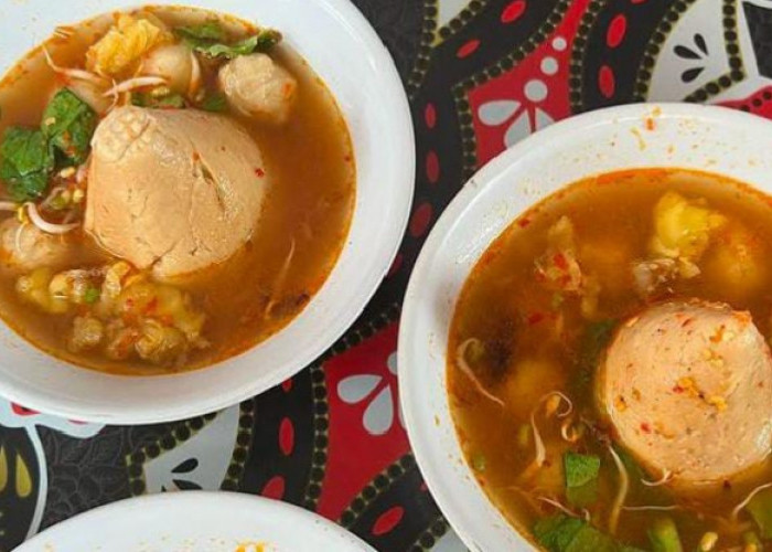 Rasakan Sensasi Pedas Gurih Lezatnya Bakso Tumpeng Akila, Pecinta Makanan Berkuah Wajib Mampir!