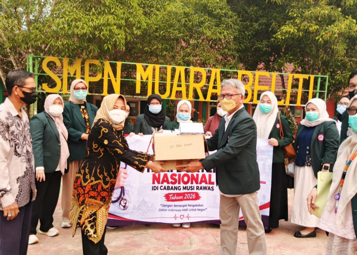 Cegah ISPA, IDI Musi Rawas Bagikan 800 Masker ke Pelajar SMP Negeri Muara Beliti dan Pedagang Pasar Metau