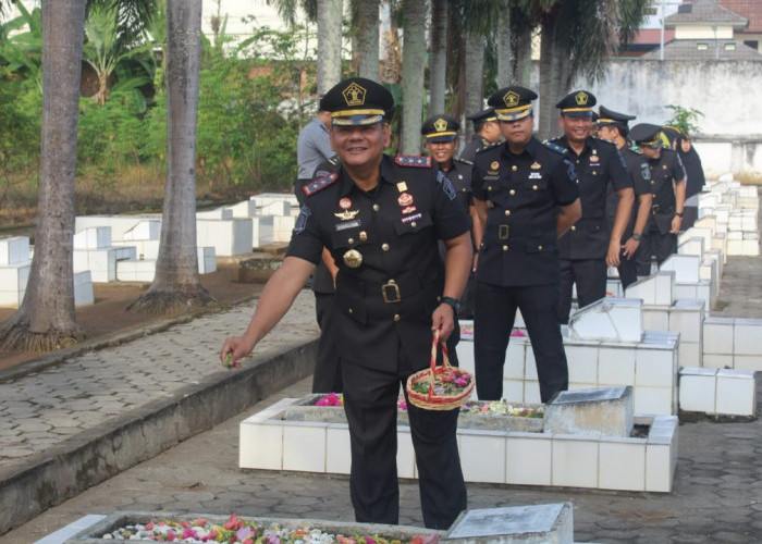 Rayakan Hari Pengayoman ke-79, Lapas Lubuk Linggau Kanwil Kemenkumham Sumsel Tabur Bunga di Makam Pahlawan