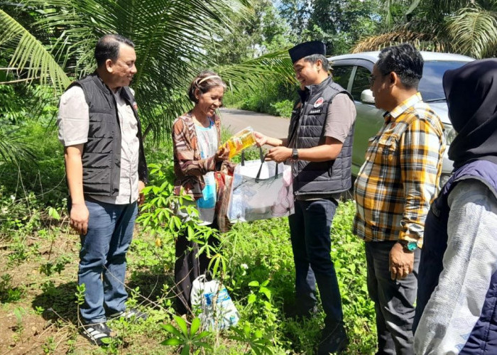 Satres Narkoba Polres Musi Rawas Bagikan 50 Paket Sembako ke Warga