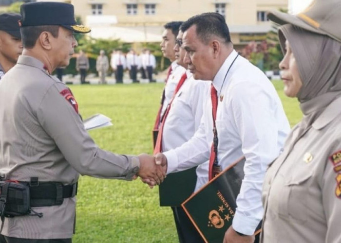 Kapolda Sumatera Selatan Berikan Penghargaan Kepada Kasat Reskrim dan Kasi Dokkes Polres Musi Rawas