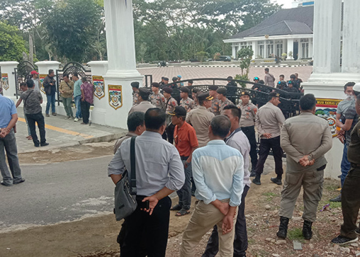 Pendukung Calon Kades Demo Kantor Bupati Muratara, Teriak Minta Keadilan