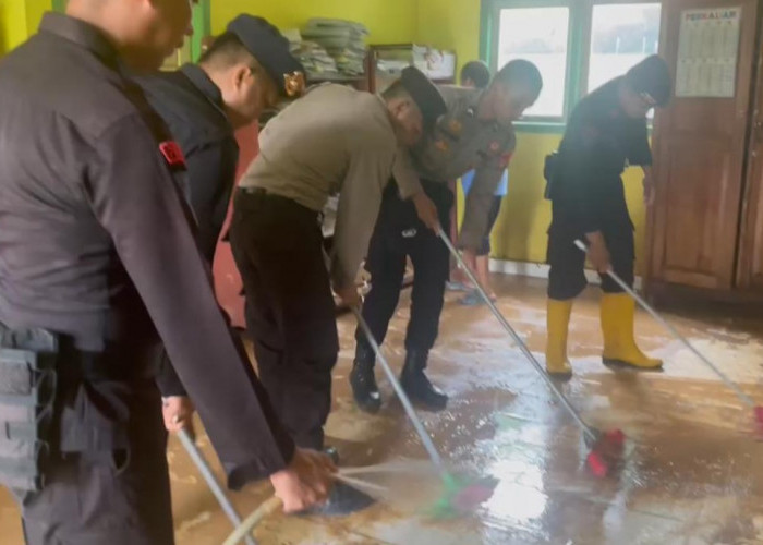 Banjir Mulai Surut, Polisi di Muratara Bersih-bersih Fasilitas Umum 
