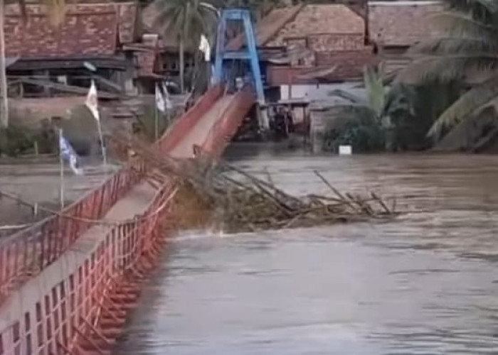 Detik-detik Jembatan Gantung di Muratara Putus Dihantam Banjir, Jelang Azan Magrib, Akses 2 Desa Terputus  