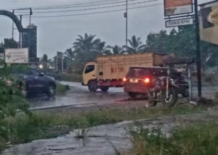 Jelang Malam, Jalinsum Muratara Masih Diblokir, Massa Lintangkan Truk di Jalan