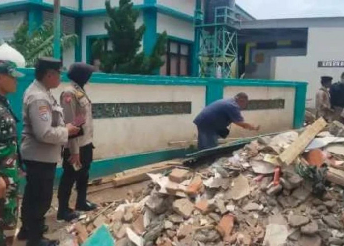 Polisi Sebut Cuaca Ekstrem Sebabkan Atap Asrama Pondok Pesantren Situbondo Jatim Ambruk, 1 Meninggal