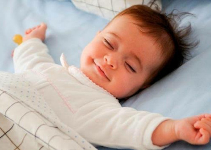 Mau Tau Kenapa Si Kecil Suka Senyum Disaat Tidur, Mungkin 3 Sebab Ini!