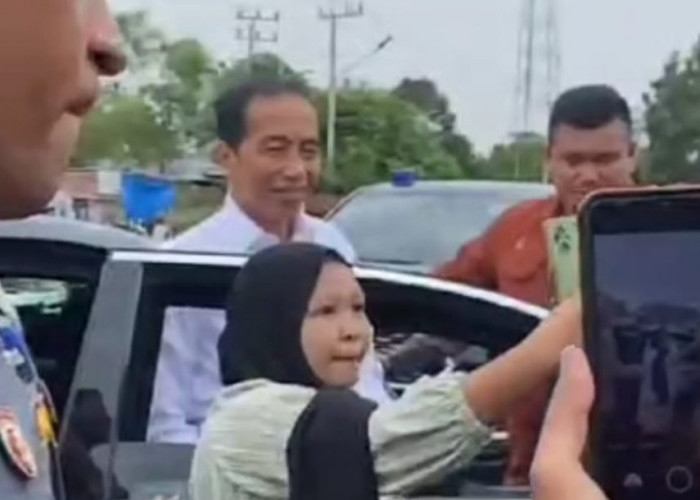 Tiba di Lubuk Linggau, Presiden Jokowi Lempar Kaos, Pelajar Histeris