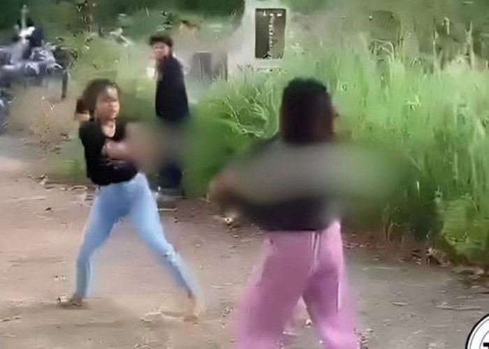 Viral 2 Gadis Belia Duel Bercelurit di TPU Palembang, Diburu Polisi