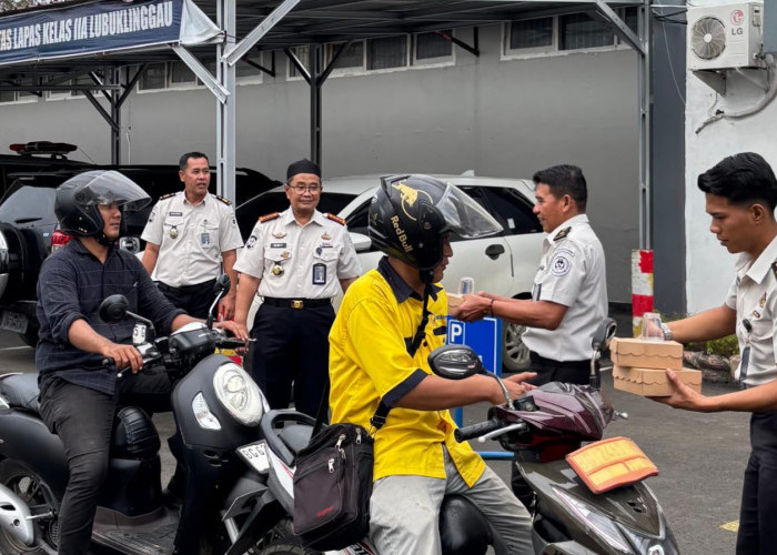 Lapas Lubuk Linggau Bagikan Takjil untuk Masyarakat Sekitar