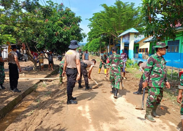 Bersih-bersih Lumpur, Begini Cara Polisi di Musi Rawas Sambut HUT Bhayangkara 