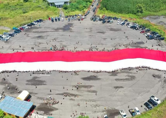 Pramuka Musi Rawas Bentangkan Bendera 3.000 Meter Persegi