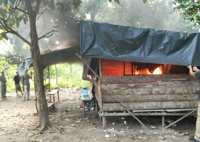 Pemdes Maur Lama Muratara Bakar 2 Pondok yang Diduga Jadi Sarang Narkoba 