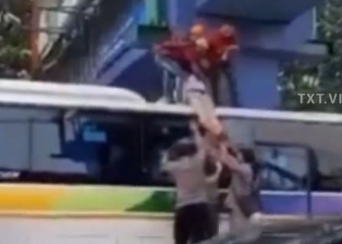 Heboh, Pria di Banten Niat Bunuh Diri dari Atas JPO Ternyata Mendarat di Atap Bis yang Lewat, ini Kondisinya