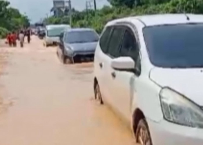 BREAKING NEWS: Banjir Genangi Jalinsum Musi Rawas, Pengendara Menuju Muratara Hati-hati 