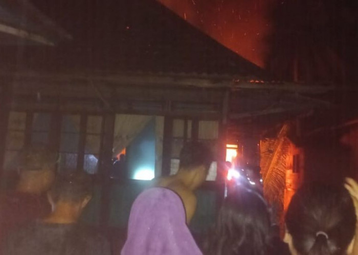 Emak-emak di Rupit Muratara Histeris, Anak Lumpuh Terjebak Kebakaran