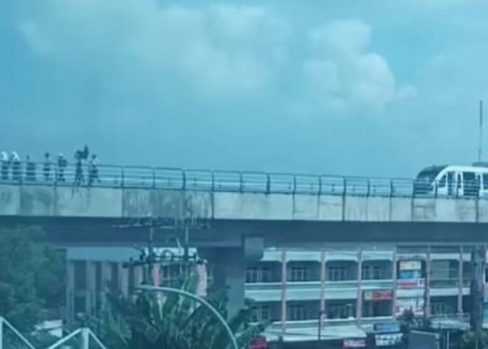 Listrik Padam, Penumpang LRT di Palembang Jalan Kaki di Rel, Videonya Viral