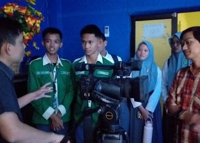 Kunjungi Graha Pena Linggau Pos, Tim Jurnalistik MAN 1 Model Lubuk Linggau Belajar Keredaksian