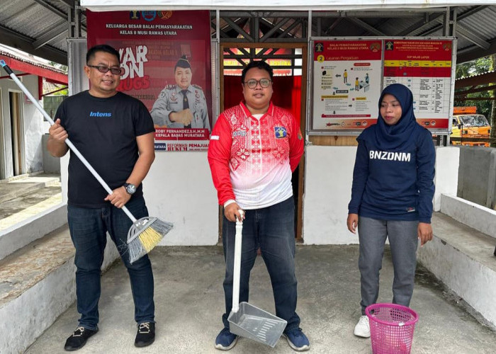 Semarak Hari Pengayoman ke-79, Bapas Kelas II Musi Rawas Utara Gotong Royong Bersihkan Lingkungan Kantor