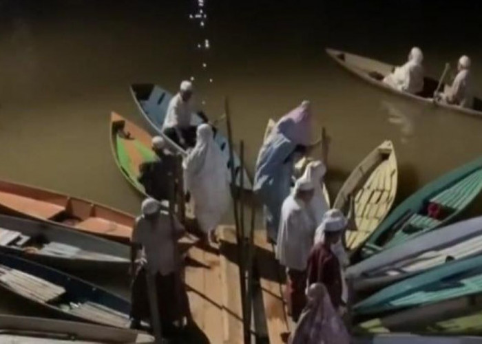 Viral Warga Jambi Pulang Pergi Naik Perahu Dayung untuk Salat tarawih, Ternyata Ini Sebabnya