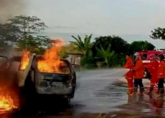 Mobil Xenia Terbakar di Parkiran Masjid Raya Musi Banyuasin 