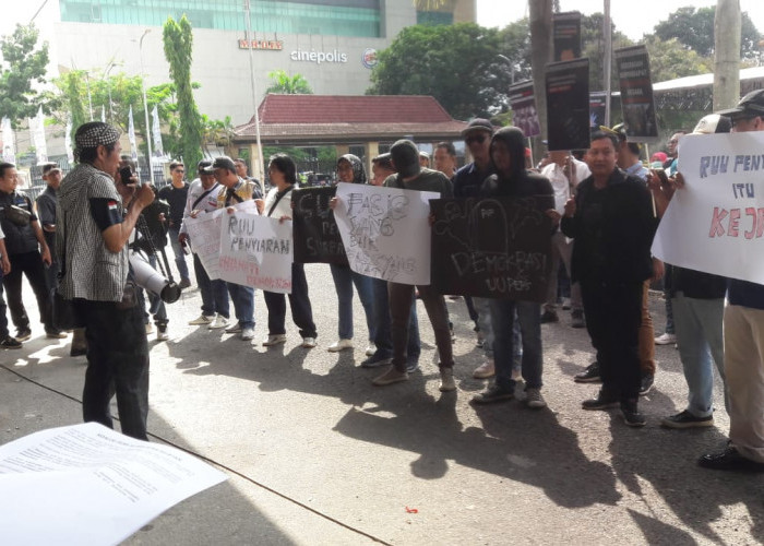 Aksi Tolak RUU Penyiaran Komunitas Pers di DPRD Sumatera Selatan 