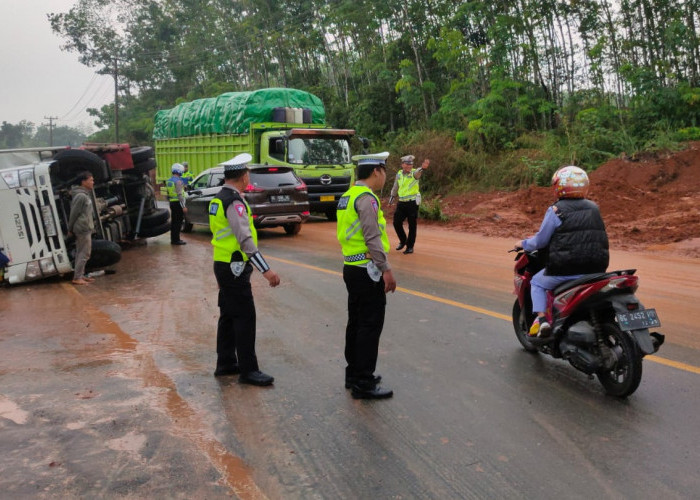 Ditabrak Panther, Truk Bermuatan Terguling di Jalinsum Musi Rawas, Polisi Beberkan Penyebab Kecelakaan 