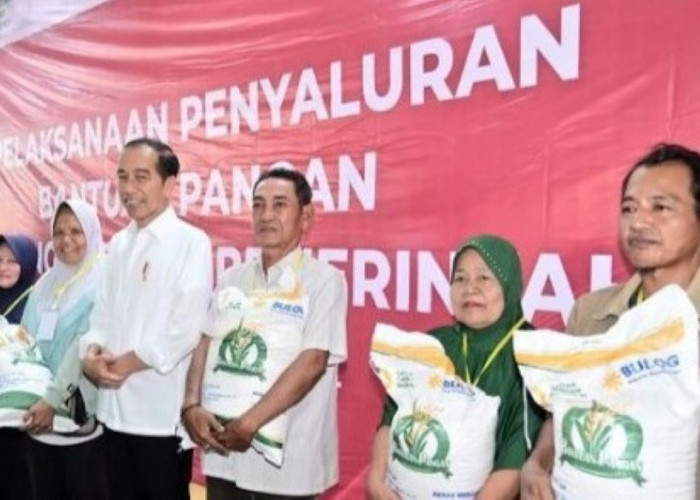 Presiden Joko Widodo Menyerahkan Bantuan Beras kepada Warga Bekasi