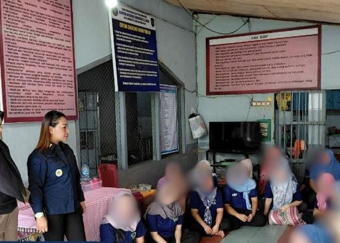 Pererat Kedekatan, Kasubsi Keamanan Lapas Narkotika Muara Beliti Tegur Sapa WBP Perempuan