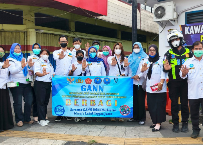 Kabut Asap Karhutla di Lubuk Linggau, GANN dan Sat Lantas Bagikan 1.000 Masker kepada Masyarakat