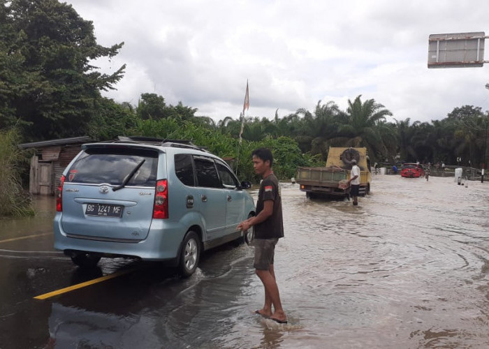 Jalan Musi Rawas Sekayu Terendam Banjir di Muara Kelingi, Pengendara Diminta Hati-hati 