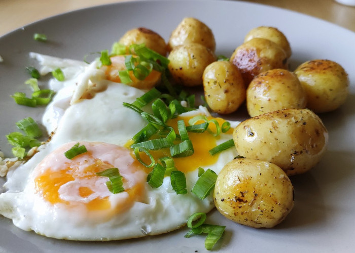 Sering Makan Telur Setengah Matang? Awas 3 Bahaya Ini Bagi Kesehatan