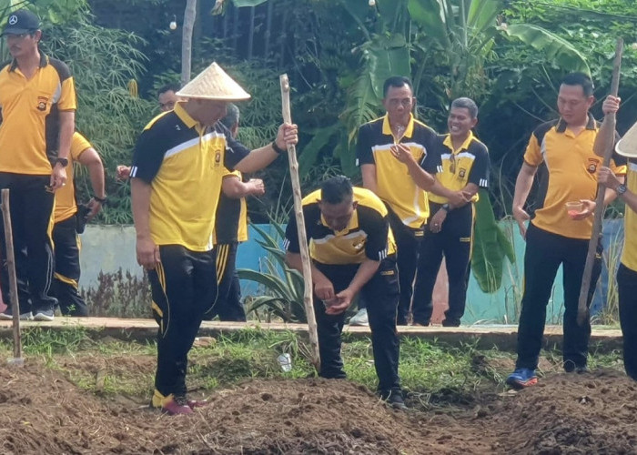 Polisi Lubuk Linggau Bertani dan Tebar Benih Ikan, Dukung Program Presiden Prabowo Subianto