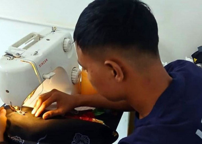 Dari Balik Mesin Jahit, Warga Binaan Lapas Narkotika Muara Beliti Ciptakan Rompi Siap Pakai