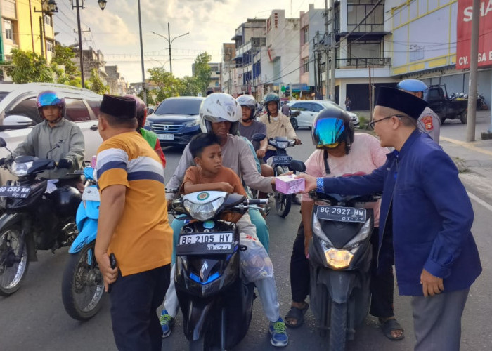 PWI dan Polres Lubuk Linggau Turun ke Jalan Berbagi Takjil, Kampanyekan Tertib Lalu Lintas dan Anti Hoax