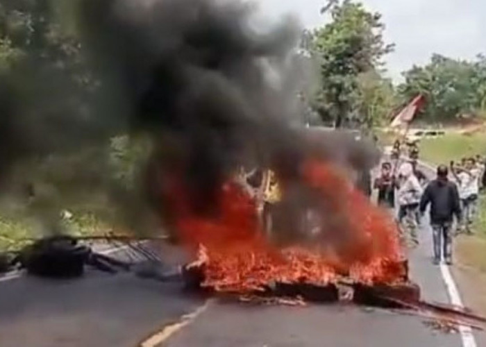 Pilkada Empat Lawang, Massa HBA – Henny Blokir Jalan dan Bakar Ban