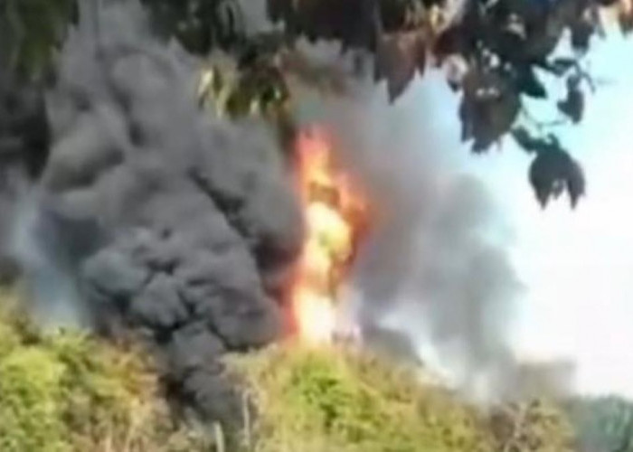 Api Membumbung Tinggi, Sumur Minyak Ilegal di Muba Sumatera Selatan Terbakar Bahaya Cemari Sungai