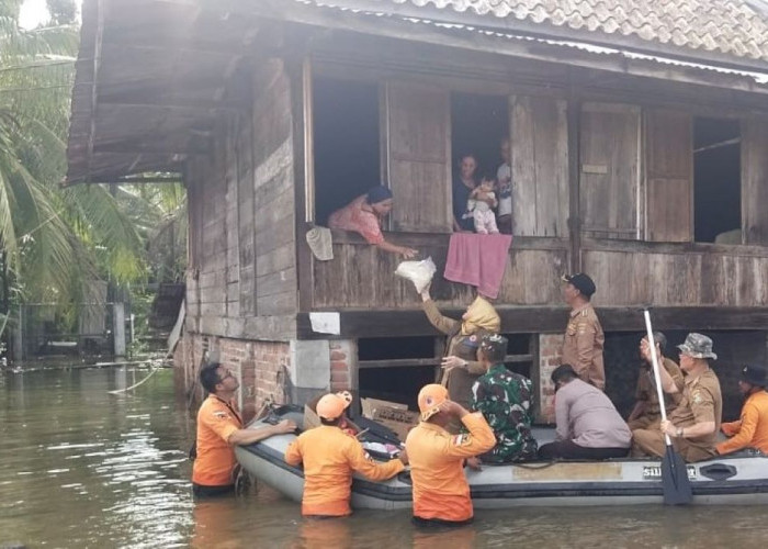 Setelah Berhari-hari Terisolir, Akhirnya Korban Banjir Muara Megang Musi Rawas Terima Bantuan