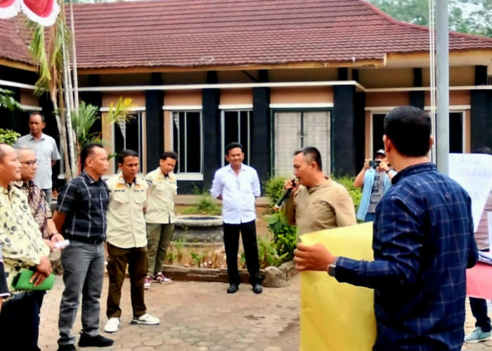 Didemo Belasan Massa, Kepala Bappeda Musi Rawas Ichsanuddin: Dicopot Pun Alhamdulillah