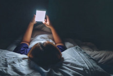 Terbiasa Scroll HP Sebelum Tidur? Ini 4 Dampak yang Perlu Diwaspadai 