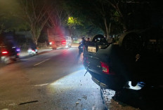 Honda Brio Tabrak 2 Motor di Lubuk Linggau, Setelah Itu Hantam Pohon dan Tiang Listrik 