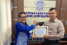 PWI Lubuk Linggau Anugerahkan Penghargaan Kepada Kasat Lantas dan Kanit Kamsel Polres Lubuk Linggau